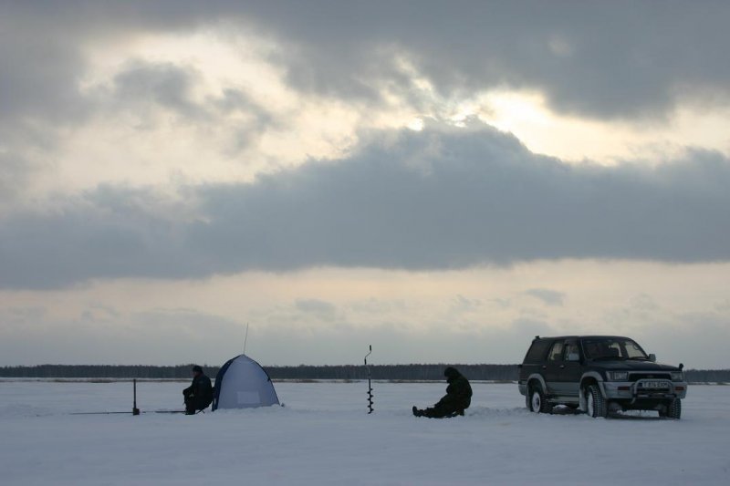 Рыбакам пригрозили штрафами за выезд на лед